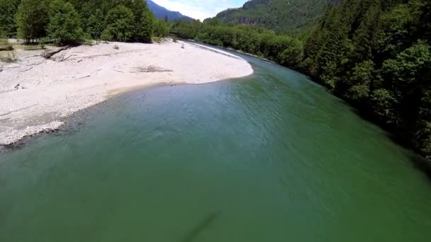 Luchtfoto turquoise rivier water bos wildernis rotor blade schaduw — Stockvideo