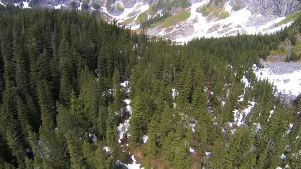 Flygfoto mountain valley smältande snö klippiga bergen — Stockvideo