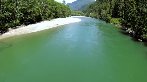 Luchtfoto turquoise rivier water bos wildernis rotor blade schaduw — Stockvideo