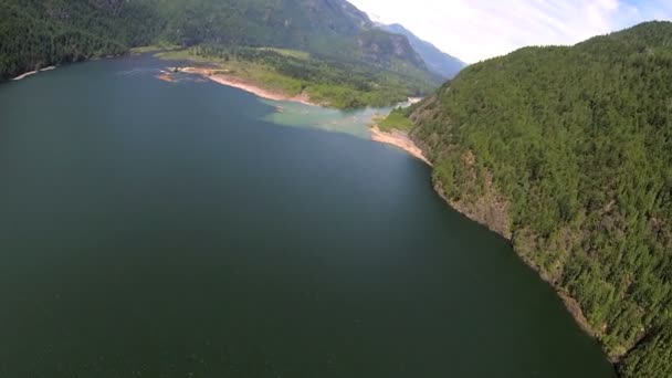 Letecký pohled na horská jezera a řeky ústí Lesní divočiny — Stock video