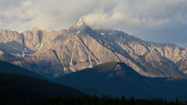 Cloudscape view mountain range forest valley, USA, Time lapse — Stock Video