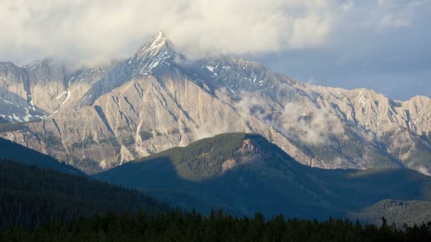 Cloudscape pohledu pohoří lesní údolí, usa, časová prodleva — Stock video