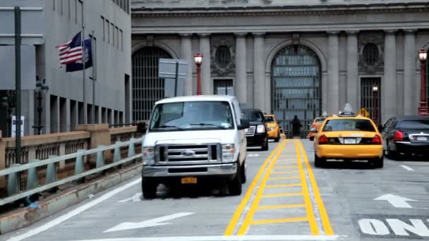 Cabines en verkeer in New York — Stockvideo