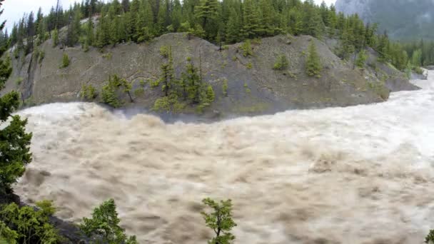 Потоп воды течет вниз по реке США, время истекает — стоковое видео