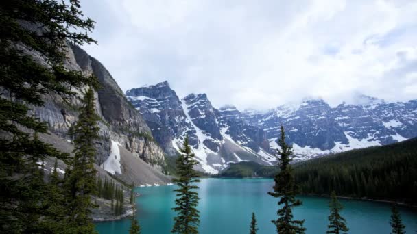 Lago Moraine con reflejos de sombras — Vídeo de stock