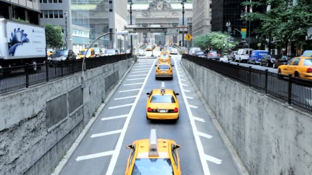 Hytter och trafik i New York — Stockvideo