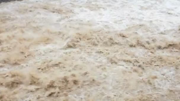 Río inundado que fluye rápidamente después de la tormenta de lluvia, EE.UU. — Vídeo de stock