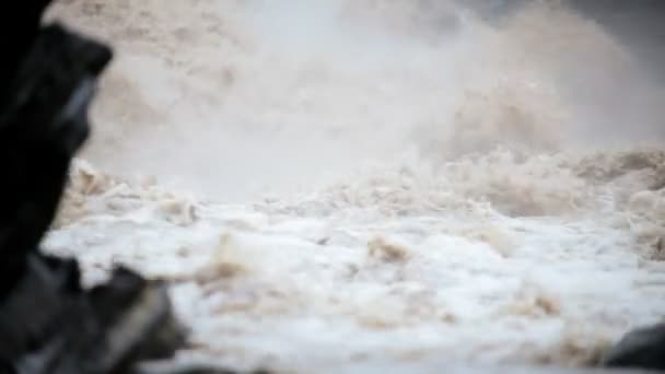Schnell fließender überfluteter Fluss nach Regensturm, USA — Stockvideo