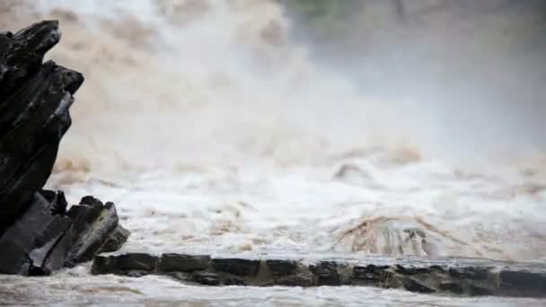 Rio inundado de fluxo rápido após tempestade de chuva, EUA — Vídeo de Stock