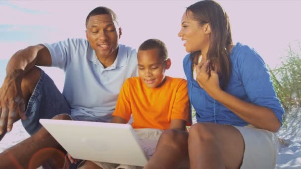 Eltern und Sohn mit Laptop — Stockvideo