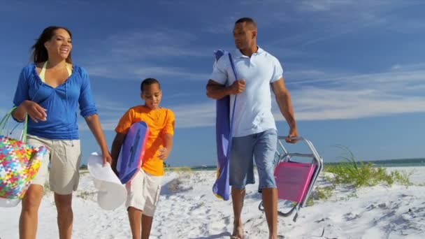 Familjen gå på sandstranden — Stockvideo