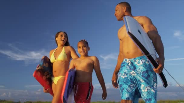 Boy with parents crossing beach — Stock Video