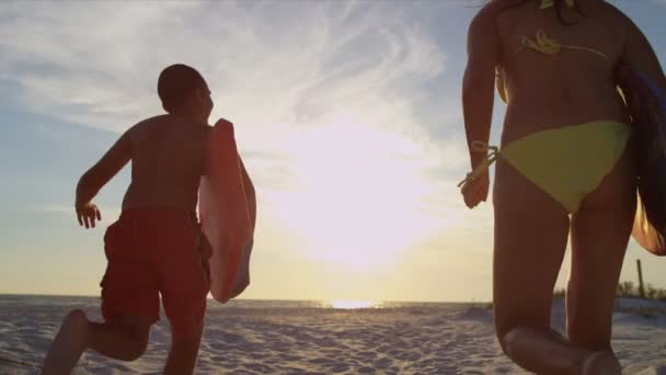 Familjen löper över stranden — Stockvideo