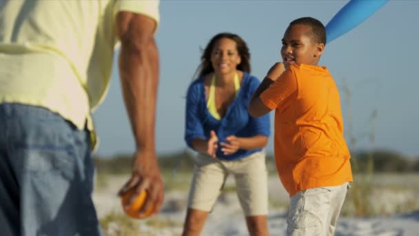 Parents and son playing baseball — Stock Video