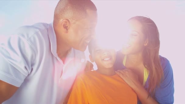 Família em férias na praia juntos — Vídeo de Stock