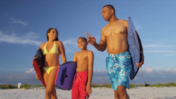 与父母穿越海滩男孩 — 图库视频影像