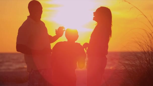 Rodiče a syna sledovat západ slunce — Stock video