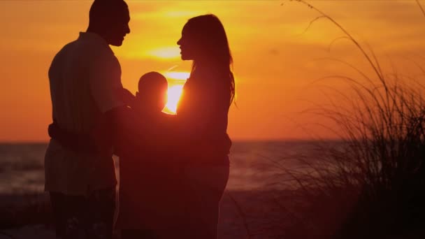 Anne ve oğul gün batımını izlemek — Stok video