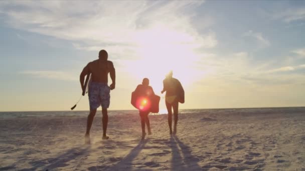 家庭跑过沙滩 — 图库视频影像