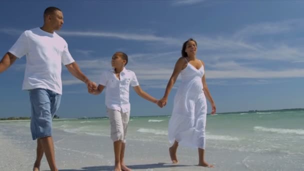 Jovem família caminhando na praia — Vídeo de Stock