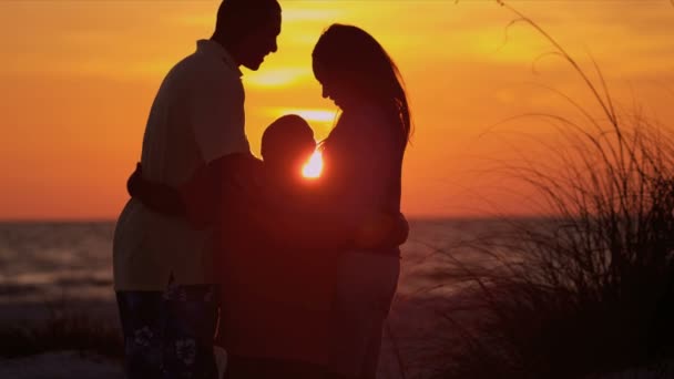 Ouders en zoon kijken naar zonsondergang — Stockvideo