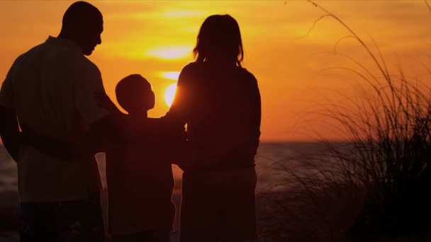 Parents and son watching sunset — Stock Video