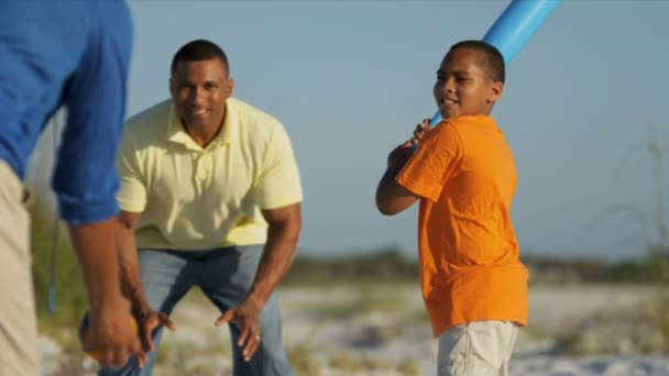 Parents and son playing baseball — Stock Video