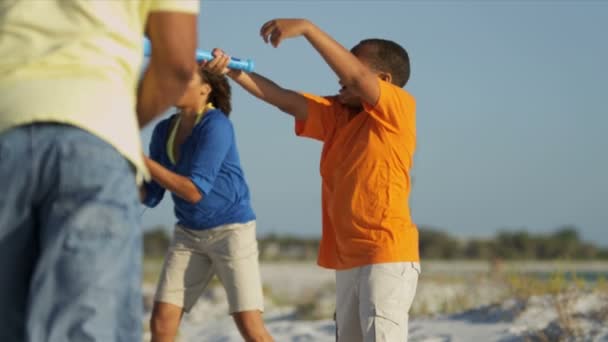 Parents and son playing baseball — Stock Video