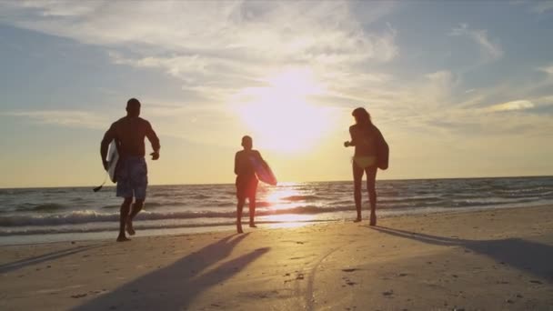 Familia corriendo por la playa — Vídeo de stock