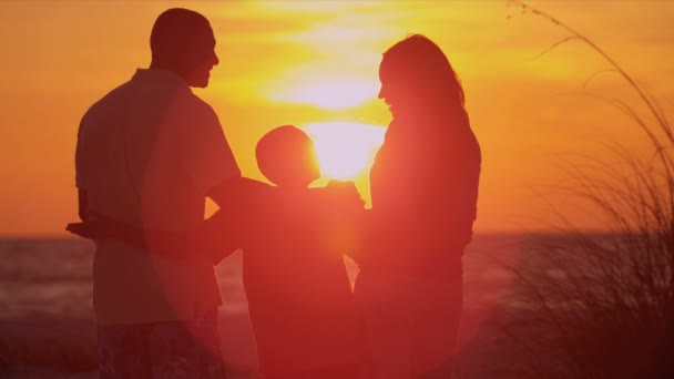 Parents and son watching sunset — Stock Video