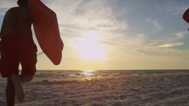 Famille traversant la plage — Video