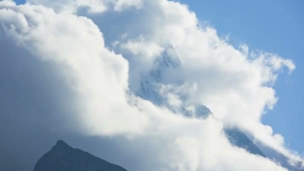 Cloudscape hellingen en berggebied — Stockvideo