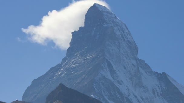 Formación de nubes fluyendo desde la montaña — Vídeos de Stock