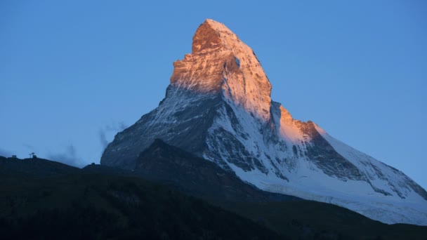 Soluppgång vid majestätiska matterhorn toppmötet — Stockvideo