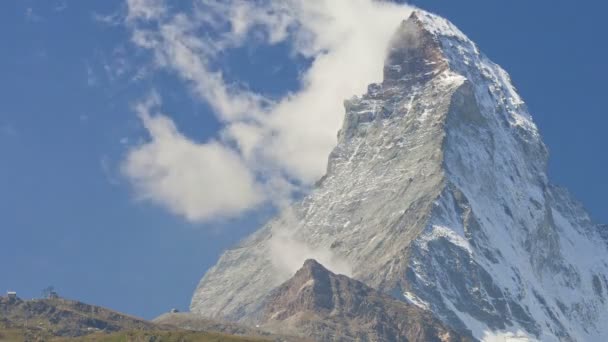 Хмарні вихори на вершині гори — стокове відео