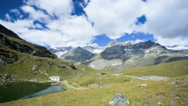 Cloudscape vista a la montaña — Vídeo de stock