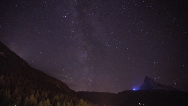 Stelle nel cielo notturno sopra Cervino — Video Stock