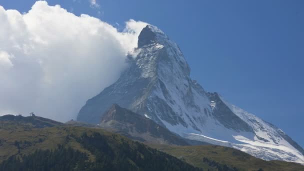 Wolkenwirbel bilden sich auf Gipfel — Stockvideo