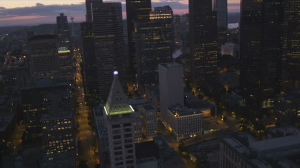 Воздушное закрытие освещённого заката Вид на Небоскрёб Сиэтл, США — стоковое видео