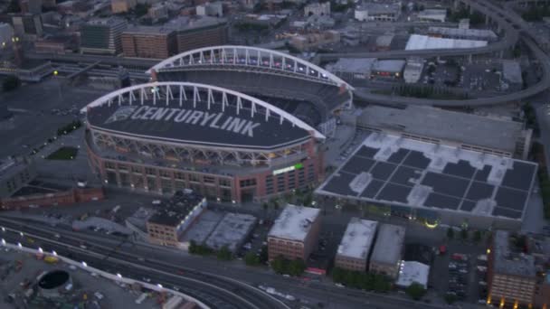 Vista aérea CenturyLink Field y Safeco Field Baseball Stadium, Seattle, EE.UU. — Vídeo de stock