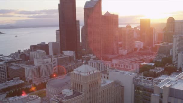 Vista aérea del atardecer Columbia Center Downtown Seattle, Estados Unidos — Vídeo de stock