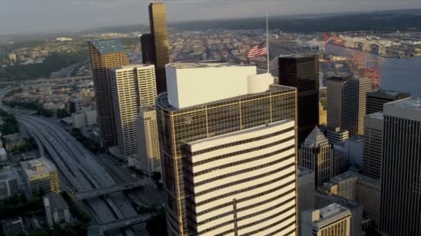 Vista aérea al atardecer 2 Union Square Skyscraper, Seattle, Estados Unidos — Vídeo de stock