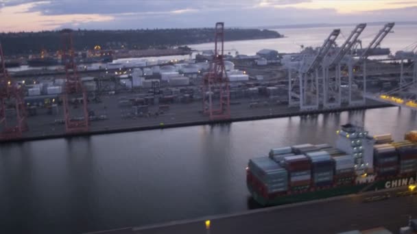 Vista aérea de Harbor Island y tanques de almacenamiento de petróleo, Seattle, EE.UU. — Vídeo de stock