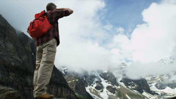Manliga hiker njuta majestätiska landskapet — Stockvideo
