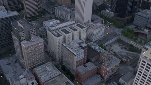 Vista aérea del atardecer de los bloques de oficinas del centro de la ciudad Smith Tower Seattle, EE.UU. — Vídeos de Stock