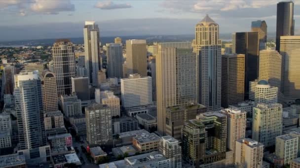 Pemandangan udara saat matahari terbenam gedung pencakar langit kota Seattle, Amerika Serikat — Stok Video