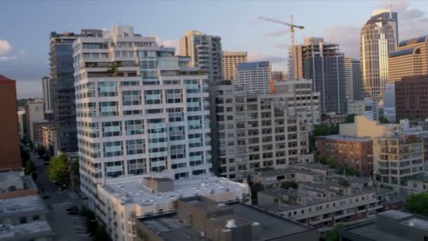 Вид с воздуха на закат Сиэтл Сити Блоки и Небоскрёбы, США — стоковое видео