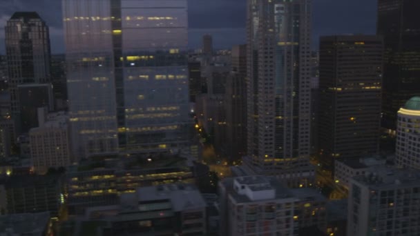 Vista aérea Seattle Business and Finance Center rascacielos al atardecer, Estados Unidos — Vídeos de Stock