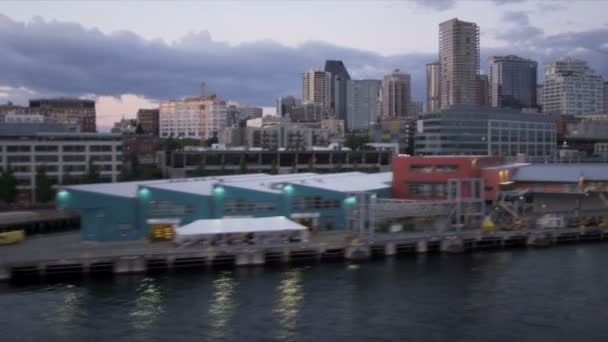 Nízké úrovni soumrak pohled centru Seattlu štika místo rybí trh, usa — Stock video