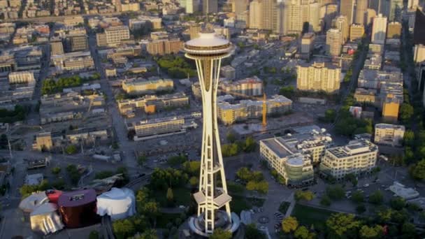 Luftbild bei Sonnenuntergang Innenstadt Seattle Space Nadel, USA — Stockvideo